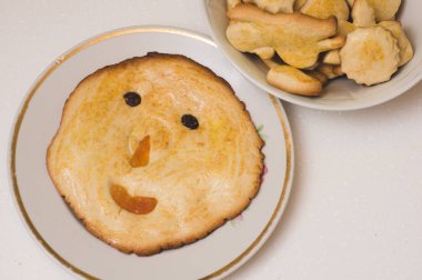 bir kupa bir gülümseme ile şeklinde kurabiyeler. Çocuk creativit