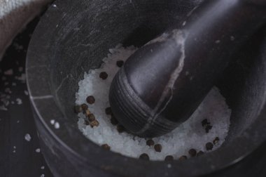 Beyaz domates ve bir siyah ahşap bac üzerinde mermer harç ile balık