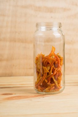 ahşap arka plan üzerinde kavanoza portakal kabuğu