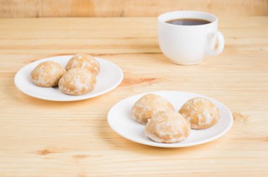 gingerbread plakaları ve ahşap arka plan üzerinde siyah kahve. b