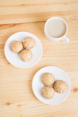 ahşap backgrou süt ile plakalar ve kahve gingerbread