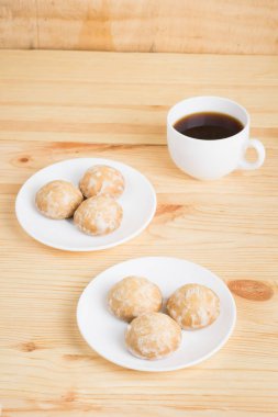 gingerbread plakaları ve ahşap arka plan üzerinde siyah kahve. b