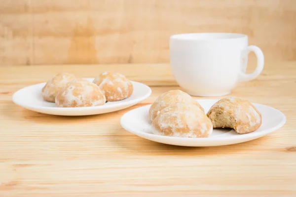 Пряничные пряники на тарелках и кофе с молоком на деревянной бэкгру — стоковое фото
