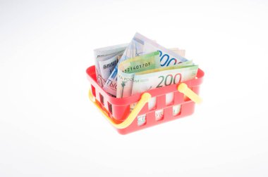Alışveriş sepeti içinde Rublesi banknotlar ile kompozisyon