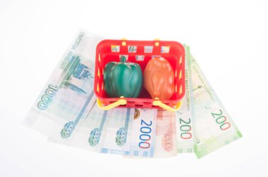 Rublesi banknotlar, alışveriş sepeti ile oyuncak plastik gıda plastik, 