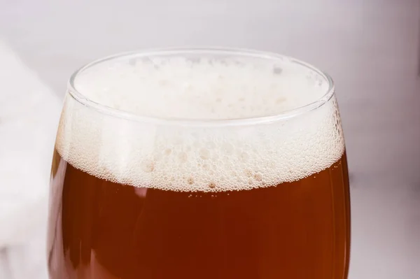 Espuma de cerveza en vidrio de cerveza artesanal hecha en casa y bolsa de malta ligera — Foto de Stock