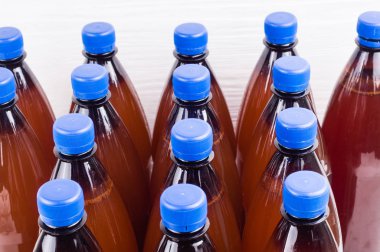 Beyaz arka planda ev yapımı el yapımı bira şişeleri. C