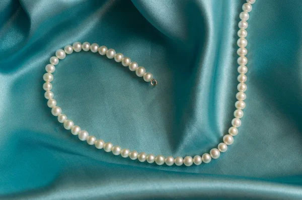 Elegancka moda i prezent ślubny koncepcji. Luksusowy naszyjnik perłowy o — Zdjęcie stockowe