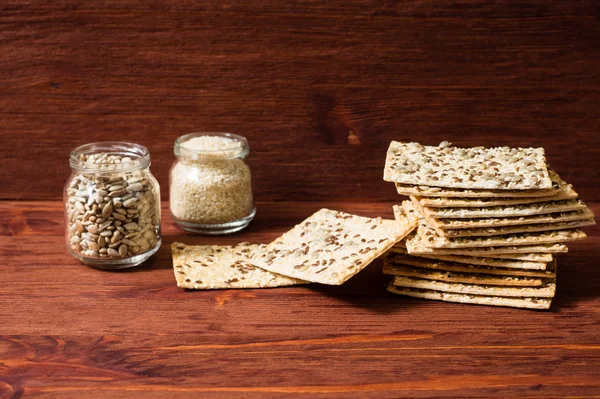 Stack of crispy wheat cakes with sesame seeds, flax and sunflowe — 스톡 사진