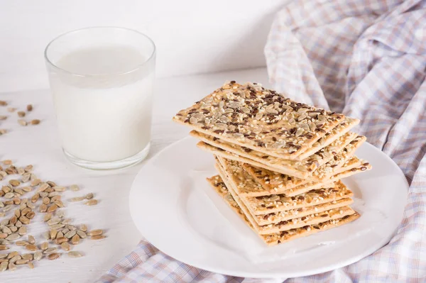 Stapel knuspriger Weizenkuchen mit Sesam, Flachs und Sonnenblumenkernen lizenzfreie Stockfotos