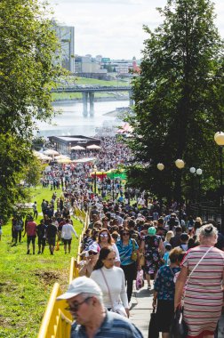 Cheboksary, Chuvashia / Rusya - 24 Ağustos 2019: 550 yıllık Cheboksary kentinin 550. yıldönümü kutlamalarında kalabalık. 2019 'da Chuvash Cumhuriyeti' nde toplu kutlamalar.