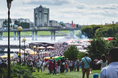 Cheboksary, Chuvashia / Rusya - 24 Ağustos 2019: 2019 yılında Cheboksary şehrinin 550. kuruluş yıldönümünde Chuvash hükümetinin evinin manzarası. 2019 'da Chuvash Cumhuriyeti' nde toplu kutlamalar.