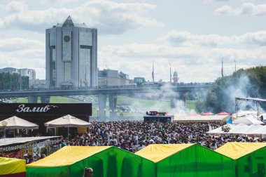 Cheboksary, Chuvashia / Rusya - 24 Ağustos 2019: 2019 yılında Cheboksary şehrinin 550. kuruluş yıldönümünde Chuvash hükümetinin evinin manzarası. 2019 'da Chuvash Cumhuriyeti' nde toplu kutlamalar.