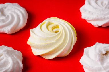 Beyaz arka planda ev yapımı tatlı kremalı pasta. 