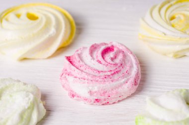 Beyaz arka planda ev yapımı tatlı kremalı pasta. 