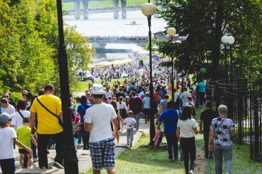 Cheboksary, Chuvashia / Rusya - 24 Ağustos 2019: 550 yıllık Cheboksary kentinin 550. yıldönümü kutlamalarında kalabalık. 2019 'da Chuvash Cumhuriyeti' nde toplu kutlamalar.