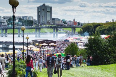 Cheboksary, Chuvashia / Rusya - 24 Ağustos 2019: 2019 yılında Cheboksary şehrinin 550. kuruluş yıldönümünde Chuvash hükümetinin evinin manzarası. 2019 'da Chuvash Cumhuriyeti' nde toplu kutlamalar.