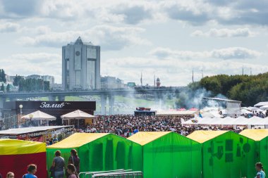 Cheboksary, Chuvashia / Rusya - 24 Ağustos 2019: 2019 yılında Cheboksary şehrinin 550. kuruluş yıldönümünde Chuvash hükümetinin evinin manzarası. 2019 'da Chuvash Cumhuriyeti' nde toplu kutlamalar.