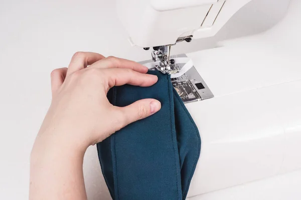 Woman Hands Using Sewing Machine Sew Face Mask Durin — Stock Photo, Image