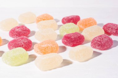 Çok renkli marmelatlı jöle şekerlerinin makro fotoğrafı. Reçelli şekerin tatlılığı. Farklı marmelat rengarenk meyve şekerlemeleri..