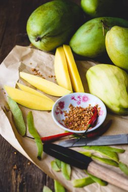 Yeşil Mango ve biber tuz