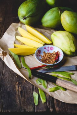 Yeşil Mango ve biber tuz