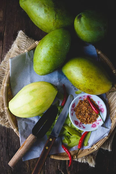 Mangos verdes y sal de chile —  Fotos de Stock