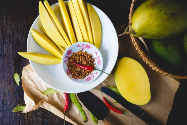 Зелені манго і чилі сіль — стокове фото