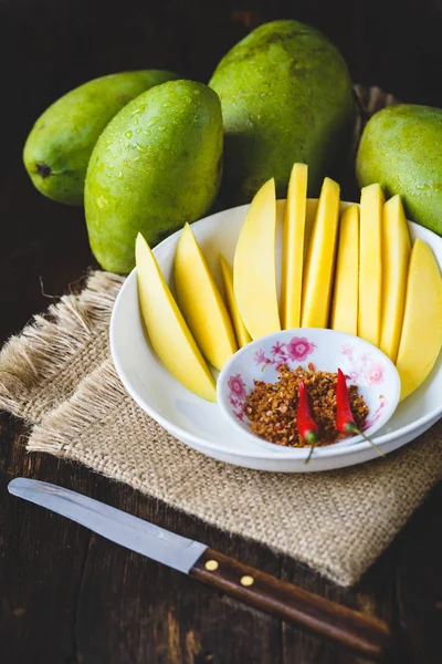 Зелені манго і чилі сіль — стокове фото