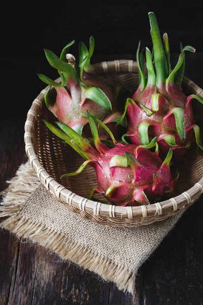 Frische Drachenfrüchte — Stockfoto