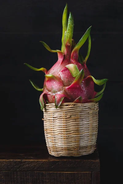 Frische Drachenfrüchte — Stockfoto