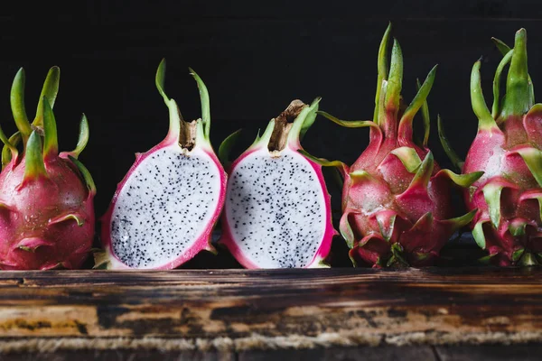 Frische Drachenfrüchte — Stockfoto