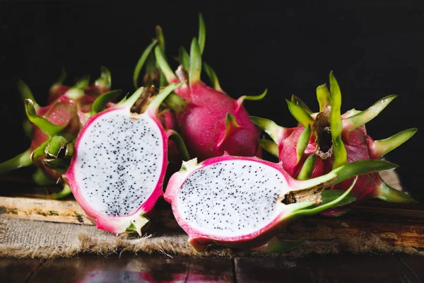 Frische Drachenfrüchte — Stockfoto