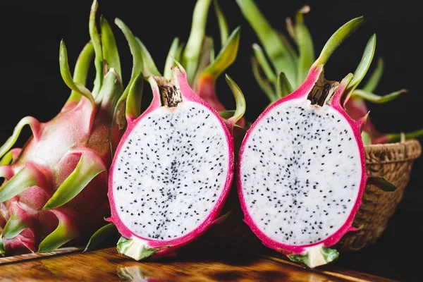 Frische Drachenfrüchte — Stockfoto