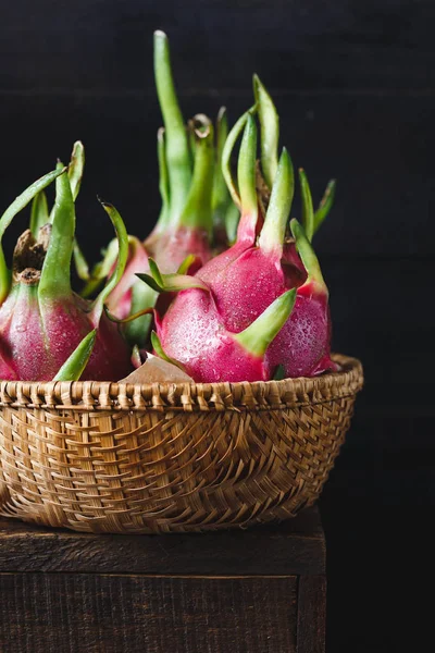 Frische Drachenfrüchte — Stockfoto