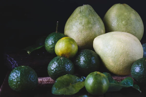 Pomelos verdes, naranjas verdes y mandarinas verdes — Foto de Stock