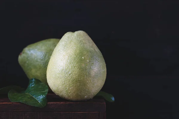 Zielony pomelo. Owoce z Wietnamu — Zdjęcie stockowe