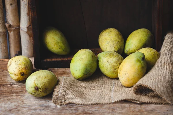 Olgun mango meyve
