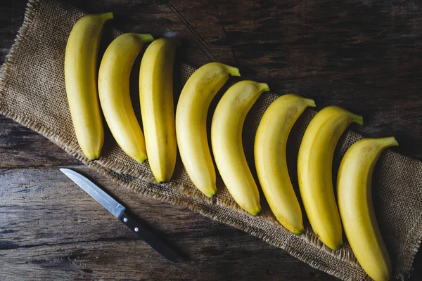 Färska gula bananer — Stockfoto