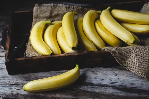 Färska gula bananer — Stockfoto