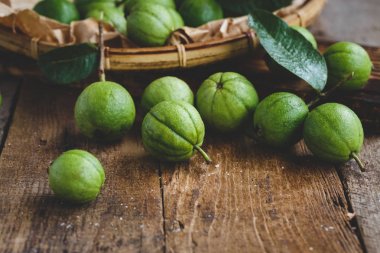 Yeşil küçük Guavas