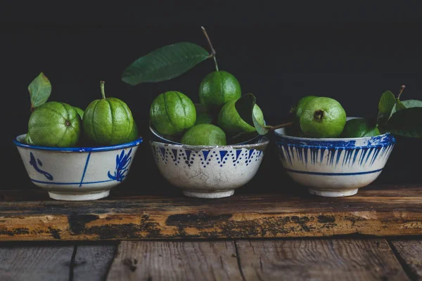Yeşil küçük Guavas — Stok fotoğraf
