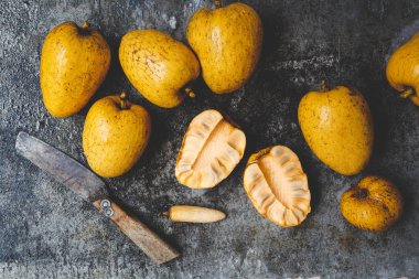 Annona Reticulata meyve koyu arka plan üzerinde