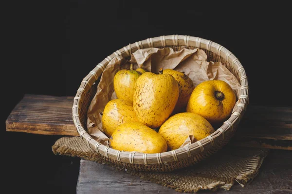 Annona Reticulata Owoce Ciemnym Tle — Zdjęcie stockowe