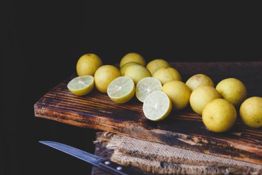 Koyu arka plan üzerinde sarı limon