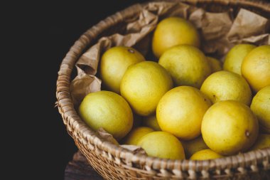 Koyu arka plan üzerinde sarı limon