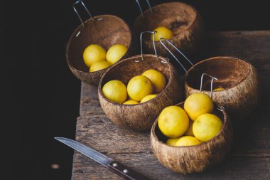 Koyu arka plan üzerinde sarı limon