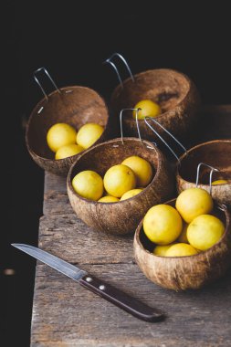 Koyu arka plan üzerinde sarı limon