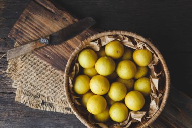 Koyu arka plan üzerinde sarı limon