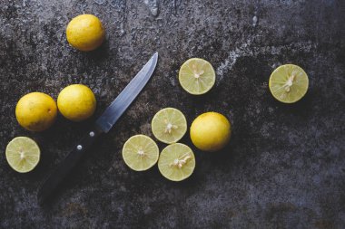 Koyu arka plan üzerinde sarı limon